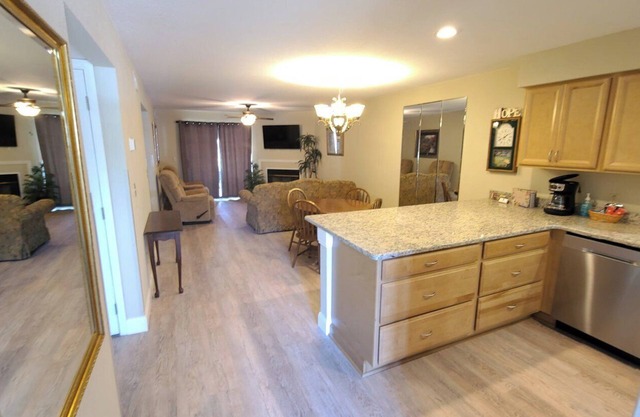 2bed/2bath 2 Kings! Pool & Hot Tub! Kitchen! Gated Commnty!