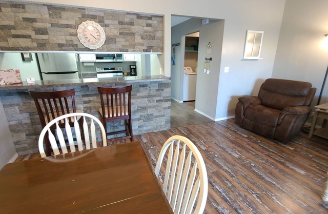 2bed/2bath 2 Kings! Pool & Hot Tub! Kitchen! Gated Commnty!