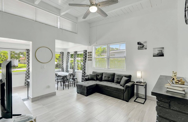 2BR 1BA Home near Las Olas & Downtown Fort Lauderdale!n