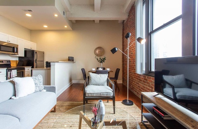 2BR Apartment | Free Parking, Full Kitchen, 0.9 mi to Rittenhouse Sq
