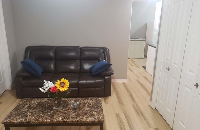 2BR Apt Ideal for Long Stays, with Driveway Parking