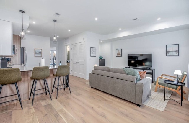 2BR Capitol Hill Apt w/Balcony - 3 Min to Metro!