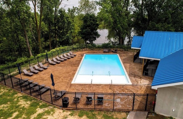2BR Suite at The Grand Castle Pool, Gym & Parking