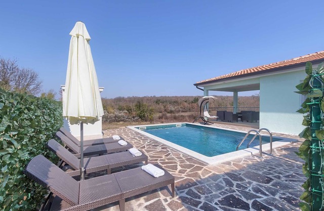 3 BD Villa with Private pool, surrounded by greenery