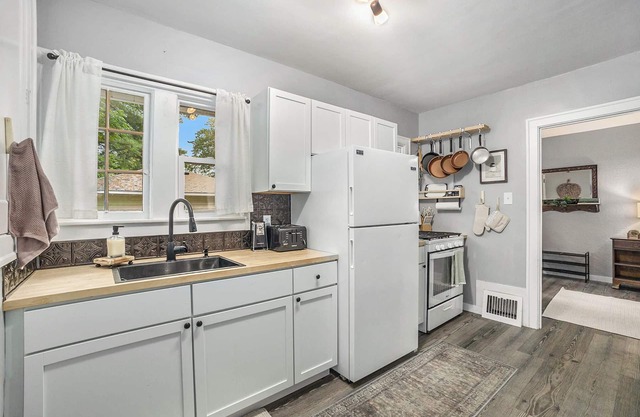 3 Bdr House-Hot tub, fenced yard