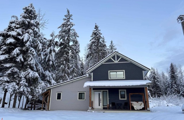 3-bdrm cozy cabin in gorgeous Sunshine Valley w/the comforts of home in nature.