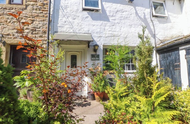 3 BECK SIDE, pet friendly, with open fire in Barrowford