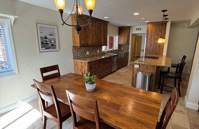 3 bed 2 bath, 1,800 sf house minutes from Old Mill on large lot