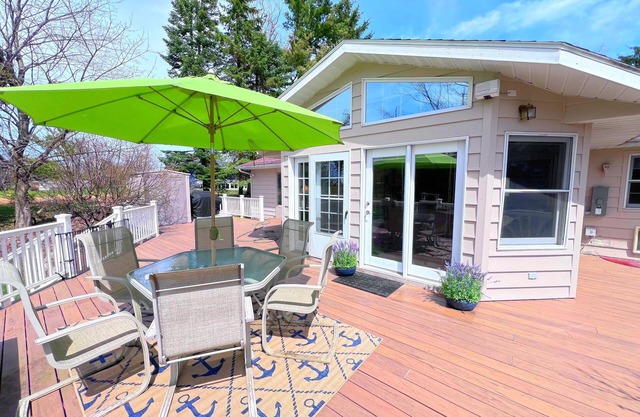 3-bed,Pet Friendly, Spacious, w/LargeDeck & Grill, Fire Pit & Attached Garage
