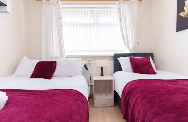 3 Bed Sleeps 6 Alexander House with parking/garden