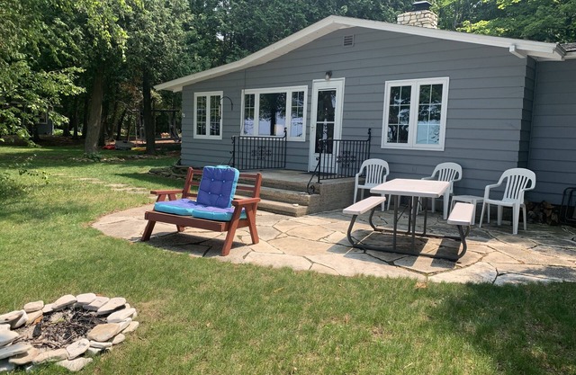 3 Bedroom, 2 bath cottage on the shores of Garrett Bay with private beach
