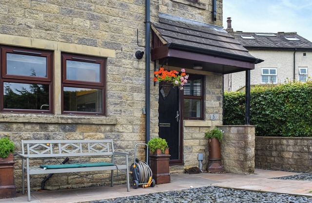3 bedroom accommodation in Laneshawbridge