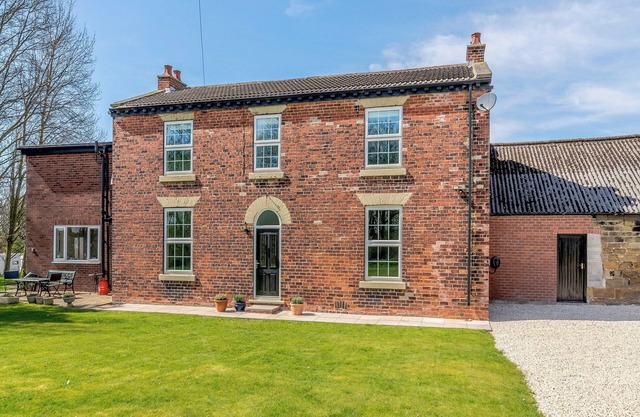 3 bedroom accommodation in Featherstone, near Wakefield