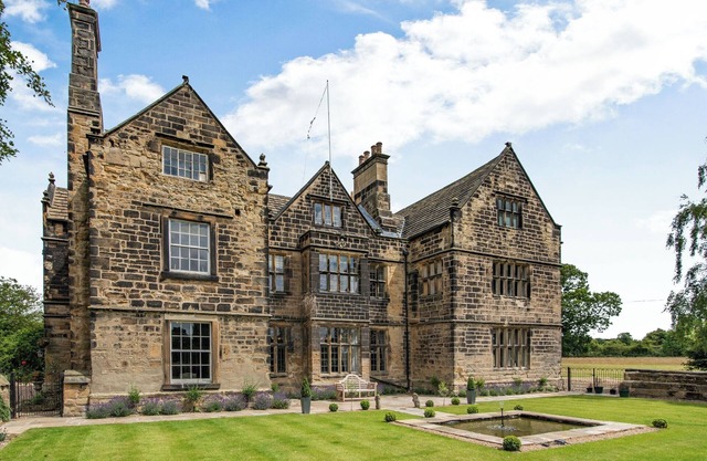 3 bedroom accommodation in Holmfirth