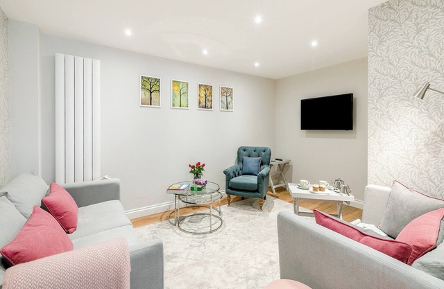 3 bedroom accommodation in New Mills