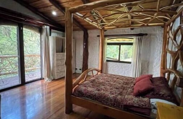3-bedroom custom Tree house in welcoming Cartago with WiFi, waterfalls, trails