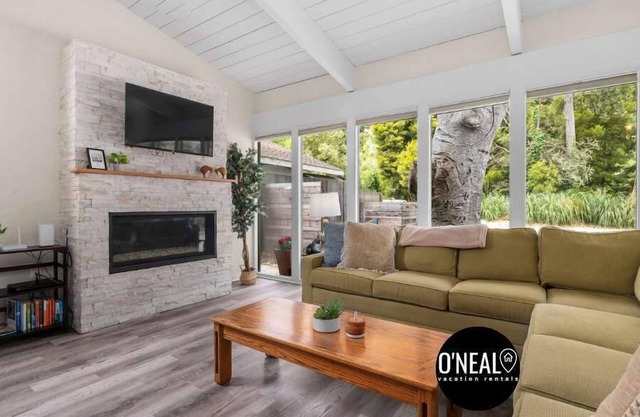 3 Bedroom Home - Walking distance to beach!