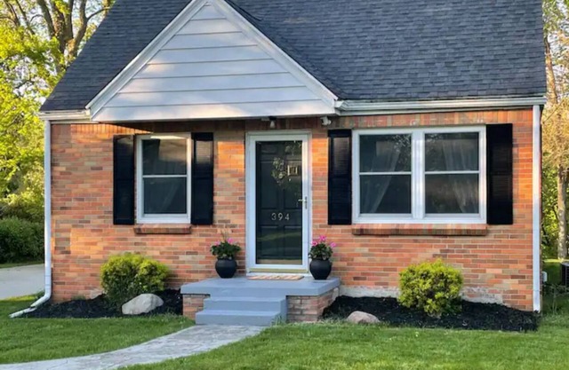 3-bedroom house 3 min drive from downtown Ionia on Creek with AC, WiFi