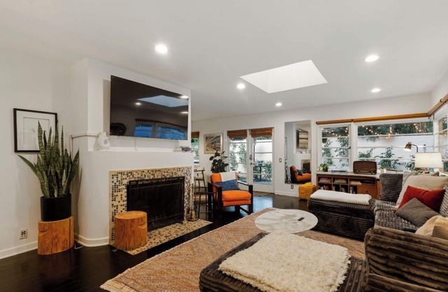 3-bedroom house in amazing Melrose Place, Los Angeles with Jacuzzi