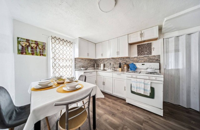 3 bedroom near Cleveland Clinic, UH, Hopkins Airport, up to 8 guests