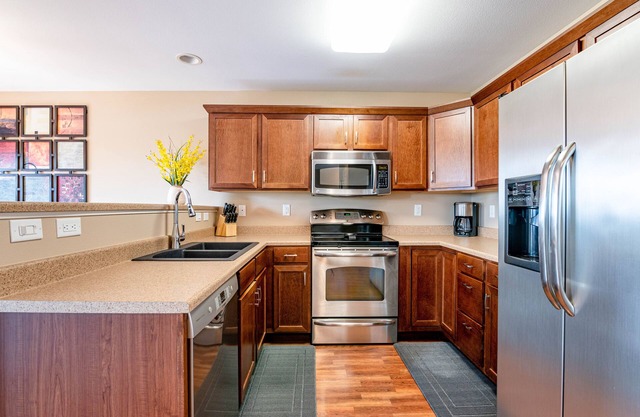 3 Bedroom w/King Suite - Home away from home!