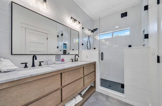 3 blks to beach! Front porch! Comm Pool heated 3/15-4/30, Crystal Beach