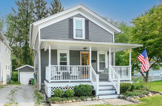 3 blocks from the falls viewing area in the heart of downtown Chagrin Falls!
