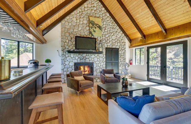 3 Decks, Game Room and Views Lake Arrowhead Home!