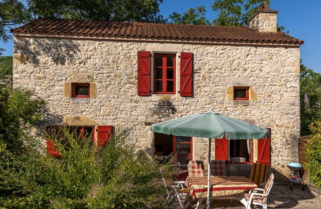 3 luxury holiday homes with swimming pool on a small estate in Dordogne / Lot