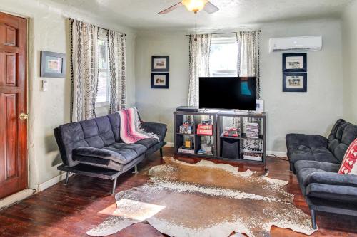 3 Mi to Old Town, Fenced Yard ABQ Abode!
