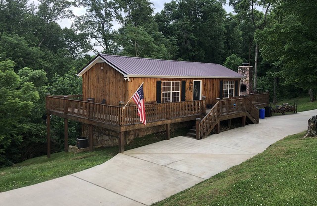 3 miles to Jack Daniels Distillery, 5 miles to Lost Creek Boat ramp