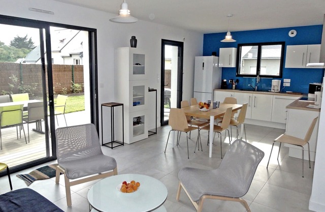 3 minutes WALK from the BEACH on the BAY side: modern, quiet TYMAD HOUSE