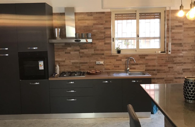 3 minutes from the sea and 3 minutes from the lake! Apartment with equipped outdoor area