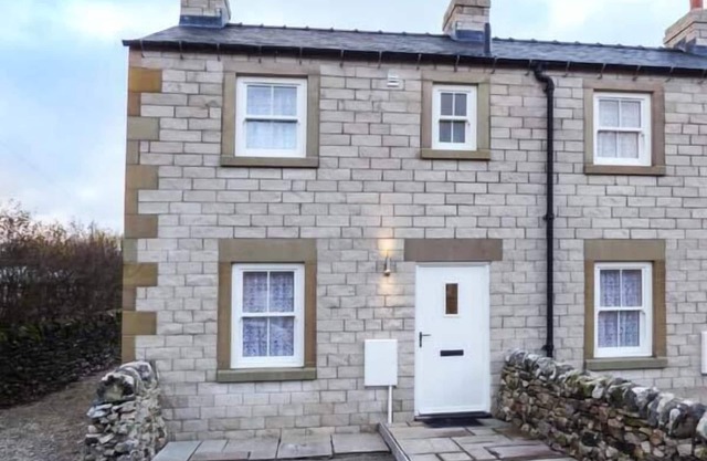 3 PRIMITIVE CROFT, pet friendly, with open fire in Chelmorton