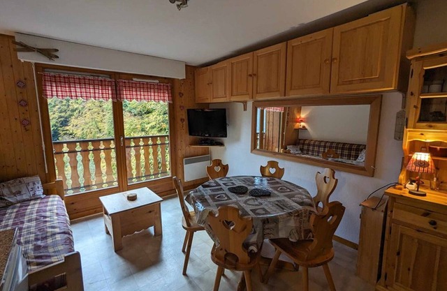 3-room duplex near slopes with balcony and parking