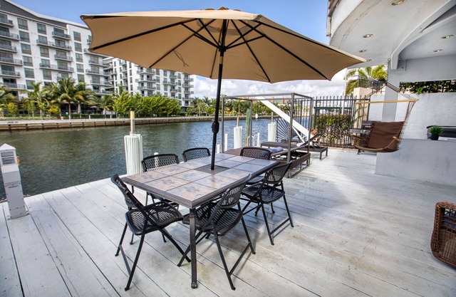 3-story modern, home, with a large deck & jacuzzi overlooking the Miami River