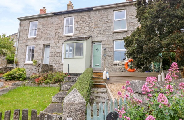 3 TRUNGLE COTTAGES, pet friendly, with open fire in Mousehole