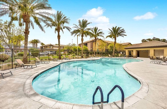 30% OFF End of Summer Special! Extra large 1bed condo with attached garage!