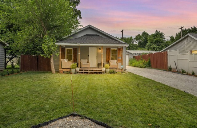 3031 W Olive St · Cheerful 2-Bedroom w/convenient Expressway access