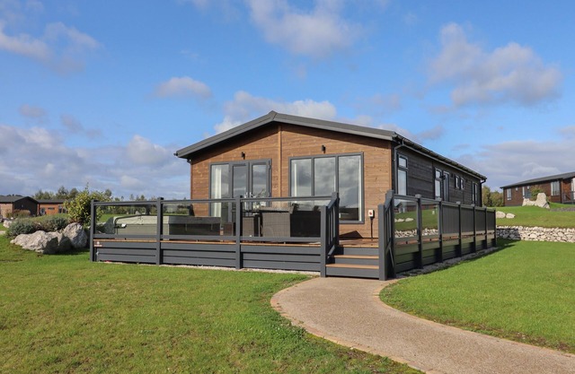 35 DELAMERE POINT, pet friendly, with hot tub in Delamere