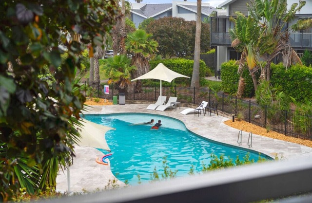 3BDRM Coastal Oasis in Magenta