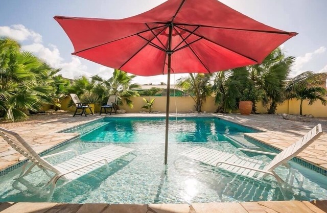 3BR/2BA VILLA PRIVATE POOL, 2 MIN Drive to Eagle Beach, DOWNTOWN, PALM BEACH