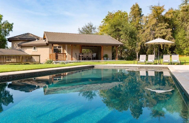 3BR/4 Beds Resort Feel w/Pool, Spa, & Backyard. 5 Mins to Beach. Pet-Friendly!