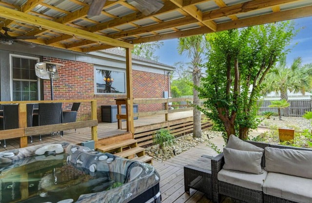 3BR Brick Cottage | Mins to USC & Riverbanks Zoo!