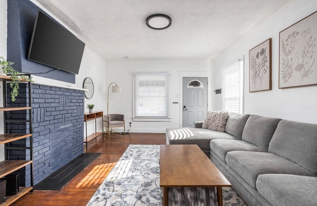 3BR DT Home, Yard + Pets, Gourmet Kitchen