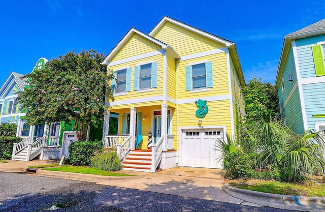 3BR Family Townhouse w/Pool, Games & Dog-Friendly Patio