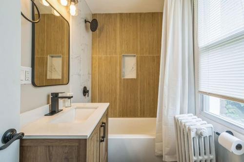 3BR Pitt Suburbs with Parking