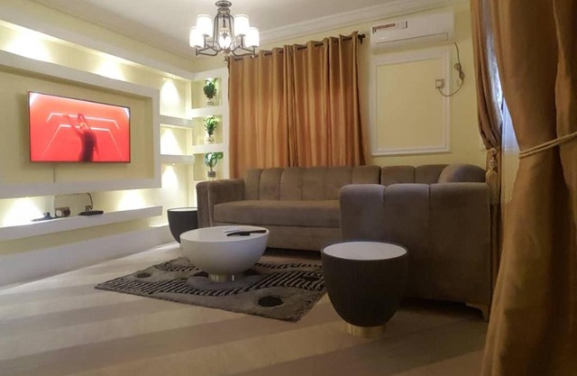 3JD Lavishly Furnished 3-Bed Apartment
