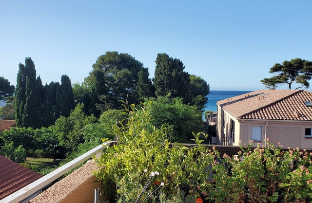 3rd floor apartment with private passage leading to the sandy beach