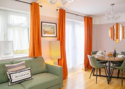 3x Bed Elegant House with Private Parking
